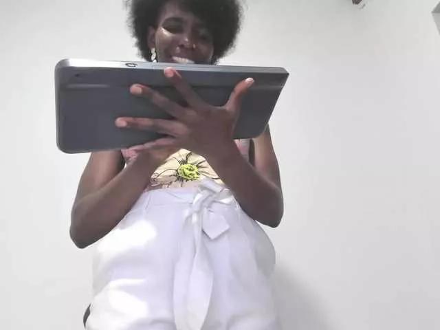 AlmaSaen on BongaCams 