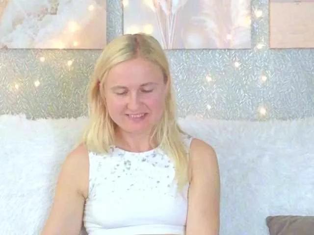 LanaviSmithe on BongaCams 