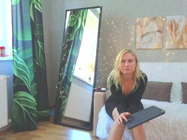 LanaviSmithe on BongaCams 