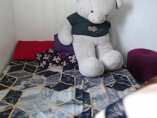 BongaCams RoussFox is Freechat RoussFox — a sexy girl waiting for you.... Would you like to have fun with me... I feel a little horny....