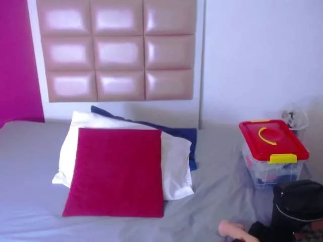 Offline tiny-sarah1 on BongaCams