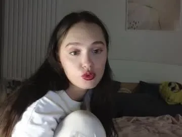 evi_woow — GOAL: tease top [286 tokens remaining] Welcome to my room! Good morning for rich and sexy people )HAPPY VALENTINES  #feet #brunette #new #cute #young