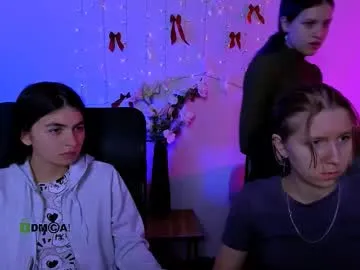 gloria_bubble — GOAL: handbra [300 tokens remaining] Welcome to my room!  #smalltits #nonude #teen #18 #c2c