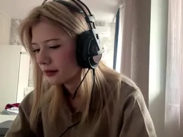 rochellehouis — GOAL: show bra [99 tokens remaining] Welcome to my room! #shy #new #18 #cute #nonude