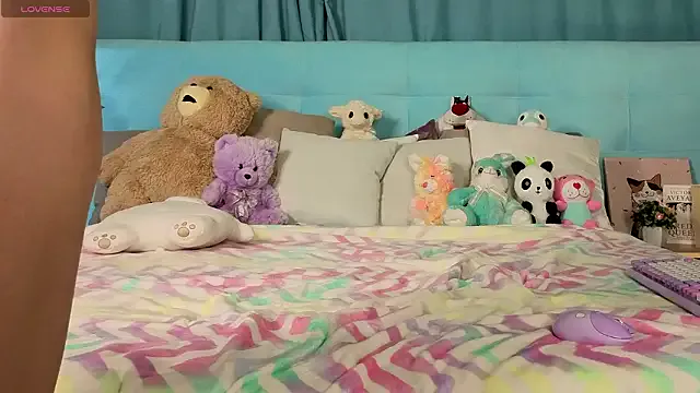 Aurora_Bennet — take off top