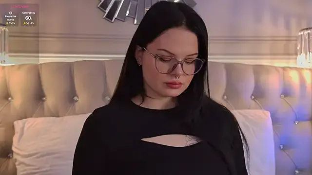 StripChat CindyMill is Freechat CindyMill — LEGS IN OIL