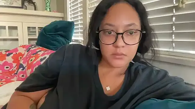 StripChat dreamyriri is Freechat dreamyriri — strip tease with full pussy spread