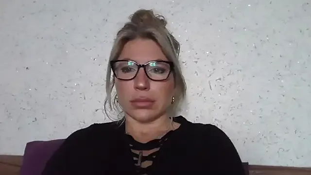 fox_red_lady7 — flowers wine and a gift for Valent