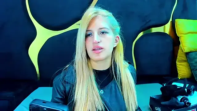 GiaRoussel on StripChat