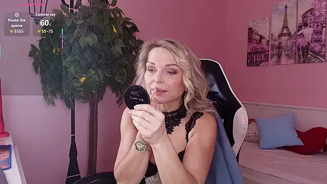 Gloria_Lovely — suck an ice like a cat