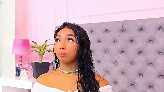 HaileeRoberts — Spread legs + rub pussy