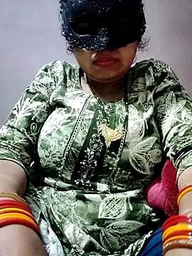 Hot__bhabhi_99 — Fingering  krungi Public me 