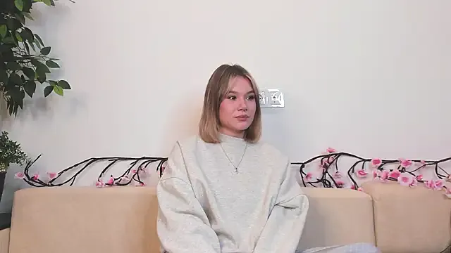 StripChat JonnaWalby is Freechat JonnaWalby — I'll put cream on my legs