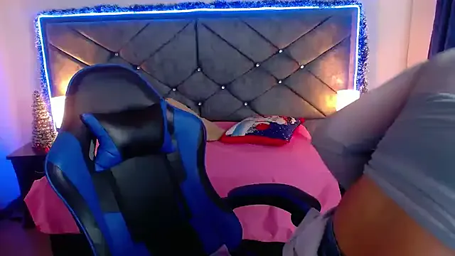 Julietacollins06 on StripChat