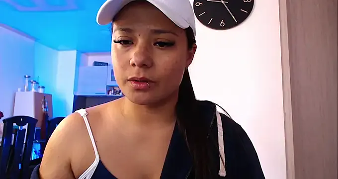 Pretty__Milf — take off my hoodie