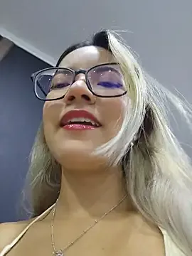 StripChat Pretty_roxxyy is Freechat Pretty_roxxyy — 50 SQUATS + Toy control x5mn