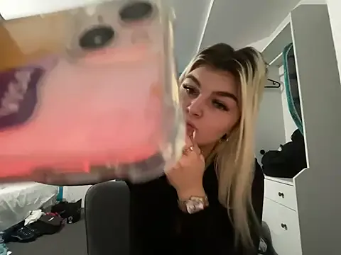 StripChat rosie-hipstergal is Freechat rosie-hipstergal — Last tipper gets a free sex tapes and bj