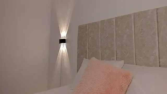 Scarlett_Lee1 — my pussy starts to get wet