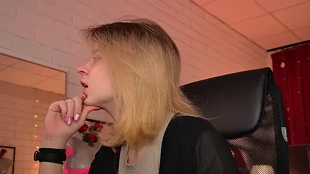 StripChat TinaDavil is Freechat TinaDavil — Piggy bank before Tina's birthday